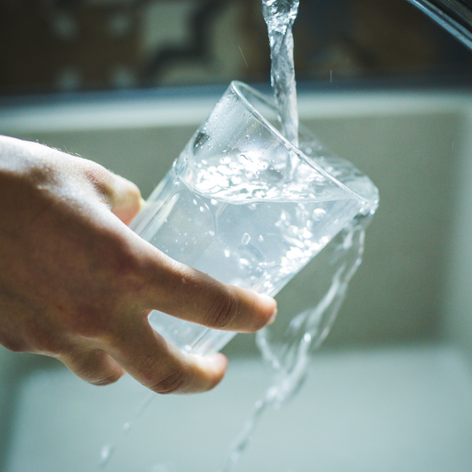 Solltest du vor dem Schlafengehen Wasser trinken?